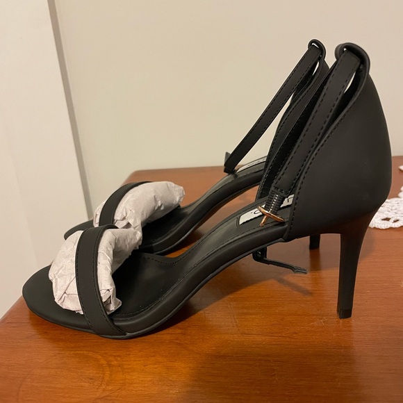 Classy Low-Heel Black Sandals - Picture 2 of 6